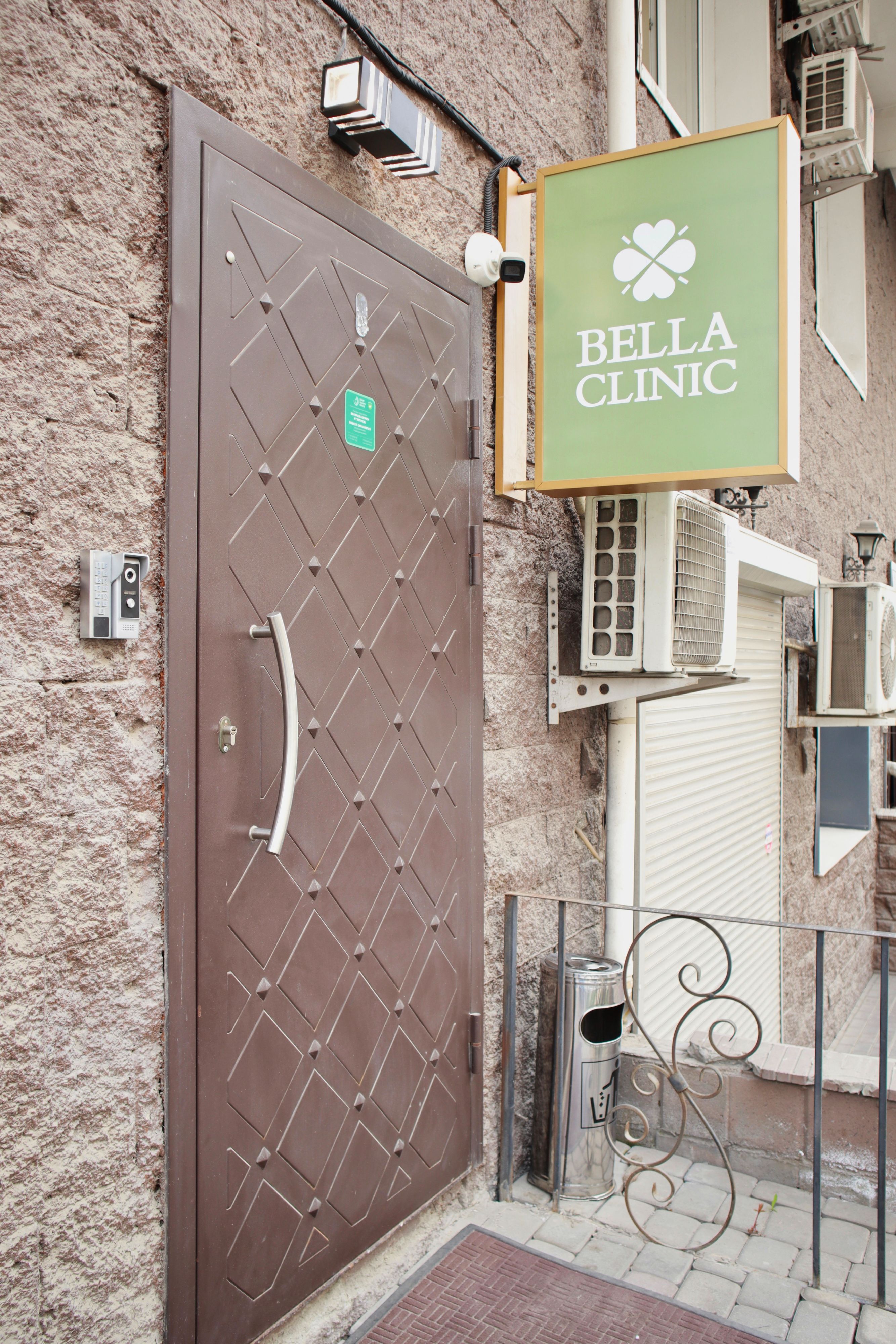 Вход в клинику Bella Clinic
