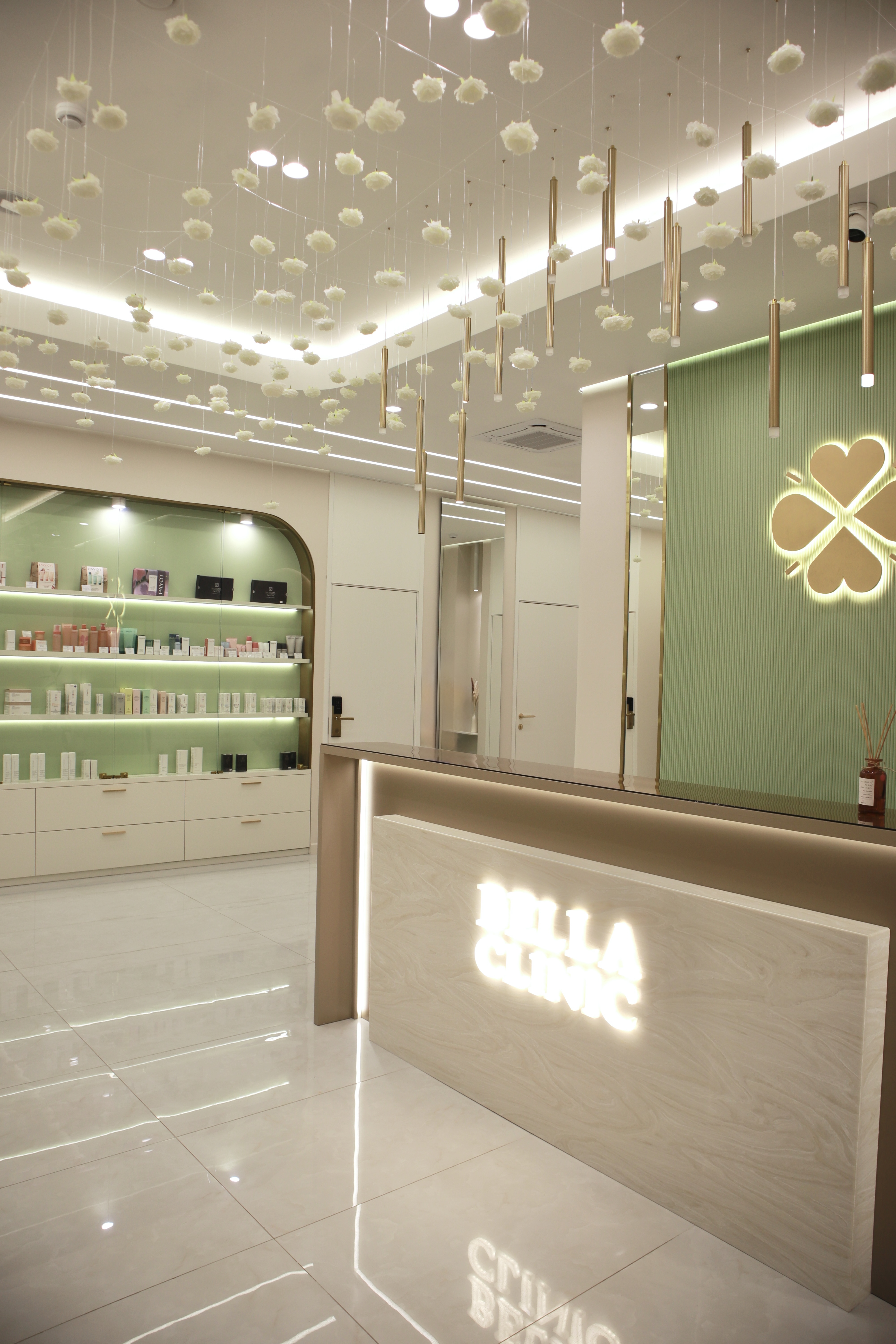 Ресепшен клиники Bella Clinic в Алматы
